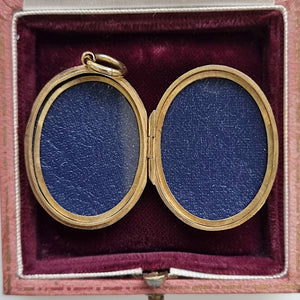 Antique 9ct Gold Back & Front Ornate Horseshoe Locket inside