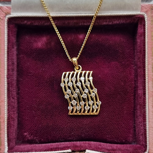 Vintage 18ct Gold Brilliant Cut Diamond Pendant with Chain in box