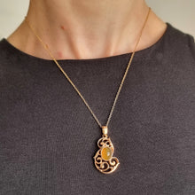 Load image into Gallery viewer, Vintage 14ct Rose Gold Chalcedony Pendant modelled with chain
