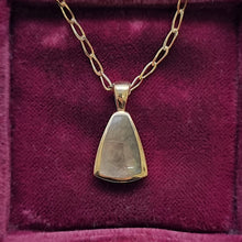 Load image into Gallery viewer, 9ct Yellow Gold Lapis &amp; Mother of Pearl Pendant
