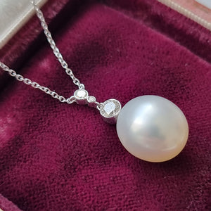 18ct White Gold Pearl and Diamond Pendant Necklace, 0.30ct in box