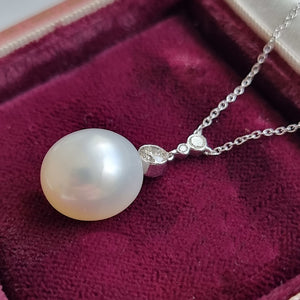 18ct White Gold Pearl and Diamond Pendant Necklace, 0.30ct side view