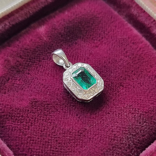 18ct White Gold Emerald and Diamond Cluster Pendant in box