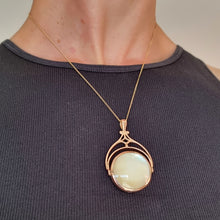 Load image into Gallery viewer, Vintage 9ct Rose Gold Mother of Pearl and Agate Swivel Pendant
