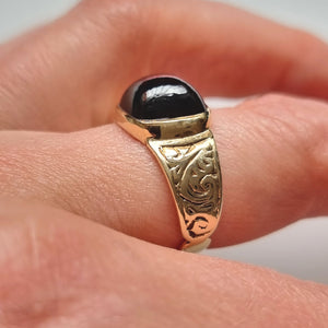 Vintage 9ct Gold Cabochon Garnet Ring, Hallmarked London 1977 modelled