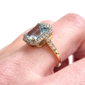 Vintage 18ct Gold Aquamarine and Diamond Cluster Ring modelled