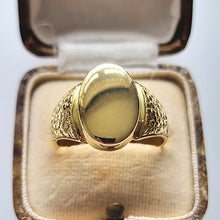 Load image into Gallery viewer, Vintage 18ct Gold Floral Signet Ring in box
