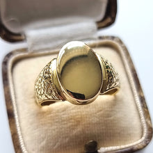 Load image into Gallery viewer, Vintage 18ct Gold Floral Signet Ring in box
