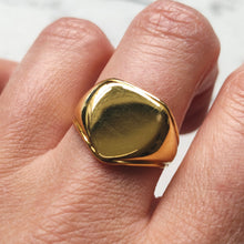 Load image into Gallery viewer, Vintage 18ct Yellow Gold Shield Signet Ring
