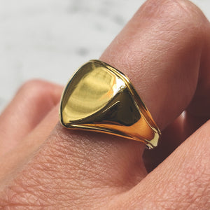 Vintage 18ct Yellow Gold Shield Signet Ring