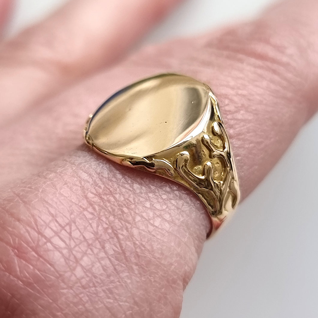 Vintage 18ct Yellow Gold Oval Signet Ring modelled