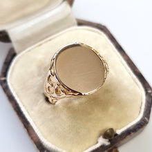 Load image into Gallery viewer, Vintage 18ct Yellow Gold Oval Signet Ring in box
