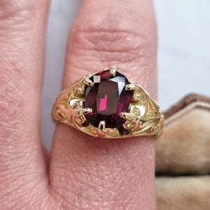 Antique 15ct Yellow Gold Garnet Solitaire Dress Ring modelled on the index finger
