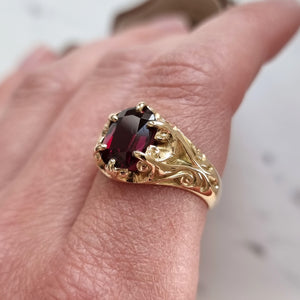Antique 15ct Yellow Gold Garnet Solitaire Dress Ring modelled on the index finger