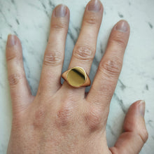 Load image into Gallery viewer, Vintage 18ct Yellow Gold Plain Oval Signet Ring, Hallmarked Birmingham 1992
