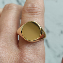 Load image into Gallery viewer, Vintage 18ct Yellow Gold Plain Oval Signet Ring, Hallmarked Birmingham 1992
