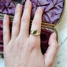Load image into Gallery viewer, A yellow gold round signet ring, modelled on a hand
