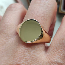 Load image into Gallery viewer, A yellow gold plain oval signet ring, modelled on a hand
