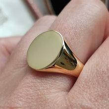 Load image into Gallery viewer, A yellow gold plain oval signet ring, modelled on a hand
