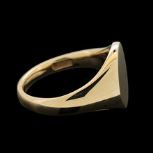 Load image into Gallery viewer, A yellow gold plain oval signet ring
