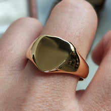 Load image into Gallery viewer, A yellow gold plain shield-shaped signet ring, modelled on a hand
