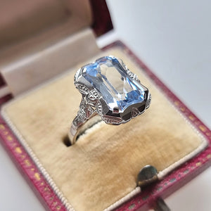 Vintage 18ct White Gold Synthetic Blue Spinel Ring in box