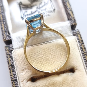 Vintage 18ct Gold Blue Topaz Solitaire Ring side