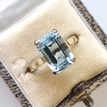 Load image into Gallery viewer, Vintage 18ct Gold Blue Topaz Solitaire Ring in box
