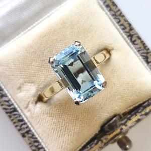 Vintage 18ct Gold Blue Topaz Solitaire Ring in box