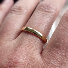 Load image into Gallery viewer, Gold ring modelled on a person&#39;s finger

