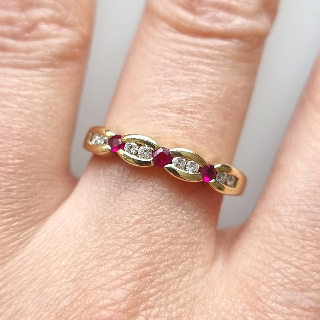 Vintage 9ct Gold Ruby and Diamond Scallop Edge Ring
