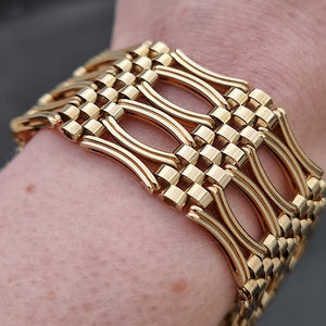 Vintage 9ct Gold Ornate Gate Bracelet with Heart Padlock modelled
