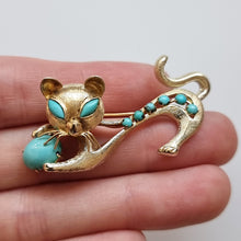 Load image into Gallery viewer, Vintage 14ct Gold Turquoise Cat Brooch in hand
