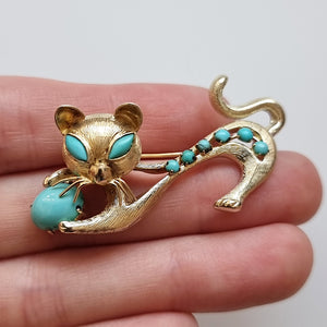 Vintage 14ct Gold Turquoise Cat Brooch in hand
