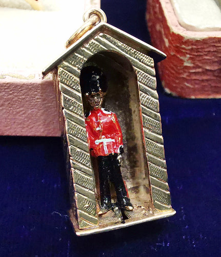 Vintage 9ct Gold Buckingham Palace Moving Guardsman