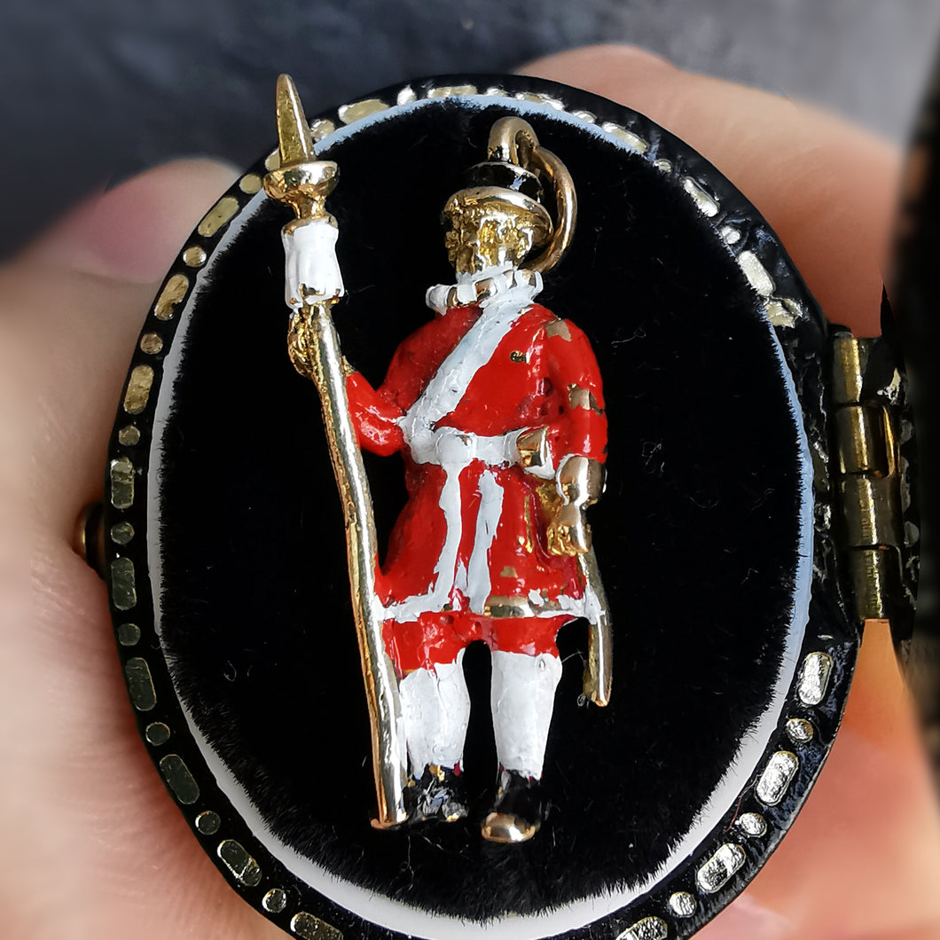Vintage 9ct Gold London Beefeater Charm