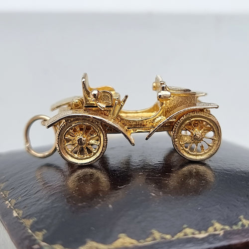 Vintage 9ct Gold Old-Fashioned Car Charm side view