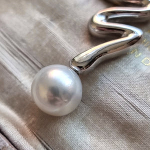 18ct White Gold Pearl and Diamond Twist Pendant with Chain close-up