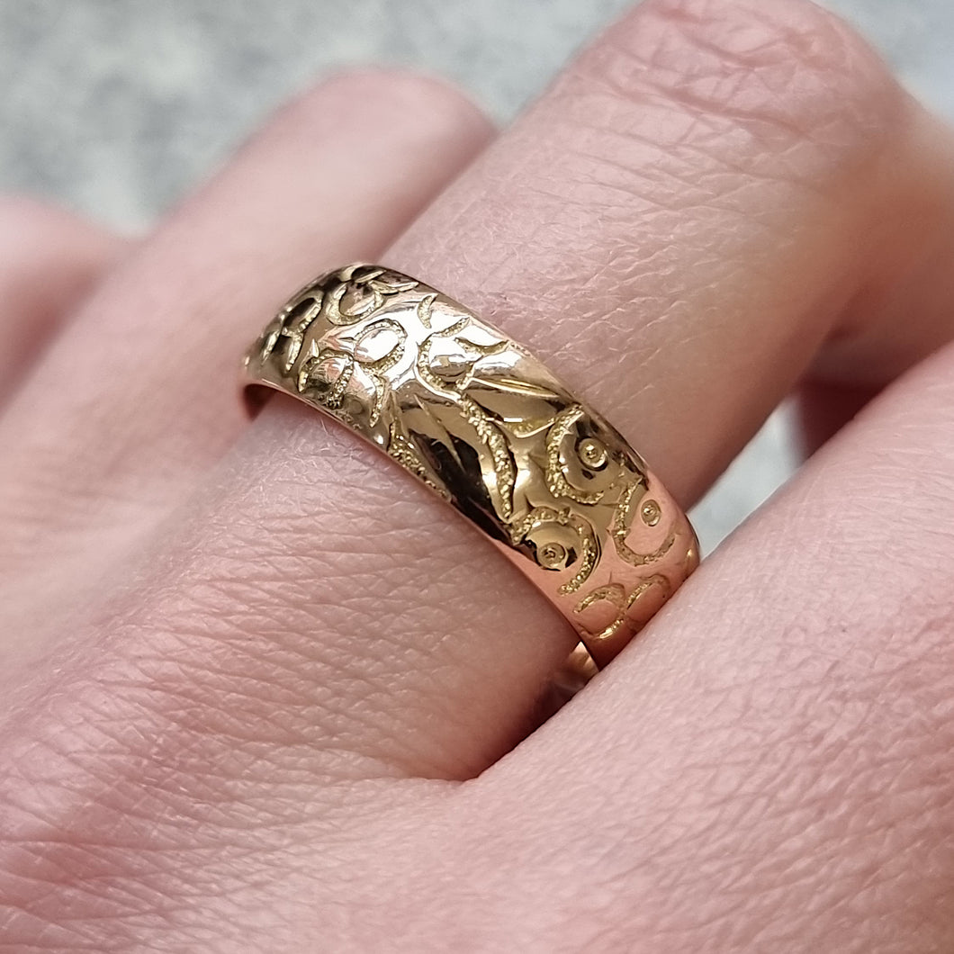 Victorian 9ct Gold Embossed Band, Hallmarked Chester 1897 modelled
