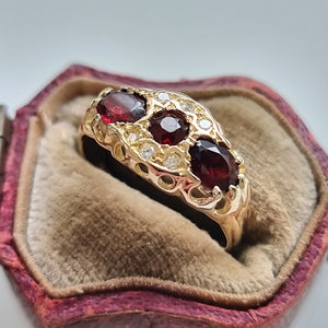 Vintage 18ct Gold Garnet & Diamond Ring in box