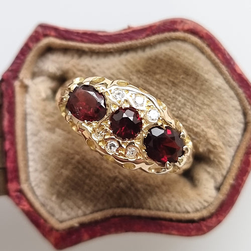 Vintage 18ct Gold Garnet & Diamond Ring in box