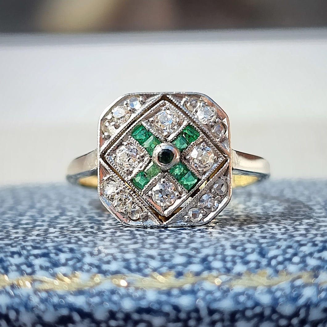 Art Deco 18ct Gold & Platinum Emerald and Diamond Tablet Ring face