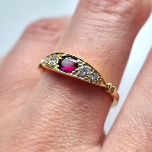 Vintage 18ct Gold Garnet & Diamond Five Stone Ring modelled