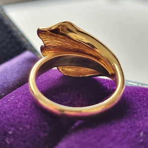 Vintage 18ct Gold Abstract Wave Ring from behind