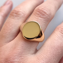 Load image into Gallery viewer, Vintage Solid 18ct Gold Oval Signet Ring, 13.8 grams modelled
