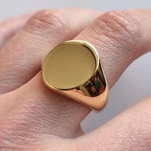 Vintage Solid 18ct Gold Oval Signet Ring, 13.8 grams modelled
