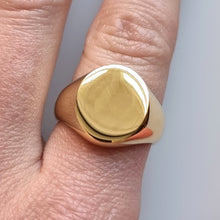 Load image into Gallery viewer, Vintage Solid 18ct Gold Oval Signet Ring, 13.8 grams modelled
