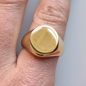 Vintage Solid 18ct Gold Oval Signet Ring, 13.8 grams modelled