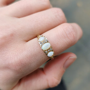 Vintage 18ct Gold Opal & Diamond Ring