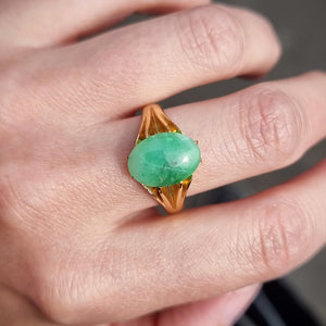 Vintage 18ct Gold Chinese Jade Ring modelled